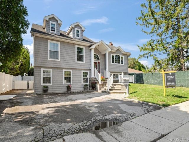  5 BR,  3.00 BTH &nbsp;Hi ranch style home in Bethpage