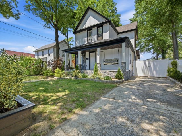 4 BR,  5.00 BTH &nbsp;Colonial style home in Hempstead