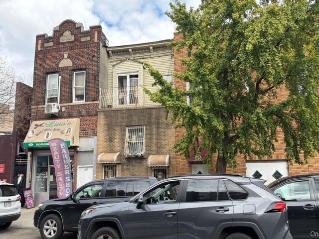  4 BR,  3.00 BTH &nbsp;House style home in East New York