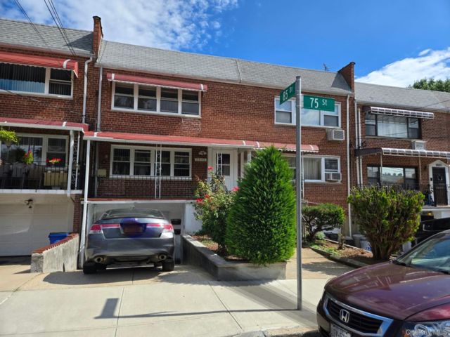  2 BR,  1.00 BTH &nbsp;House style home in Woodhaven