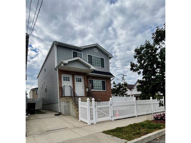  3 BR,  1.00 BTH &nbsp;Full floor apar style home in Arverne