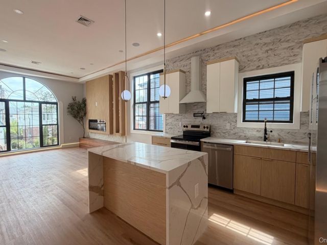  4 BR,  2.00 BTH &nbsp;Modern style home in Saint Albans