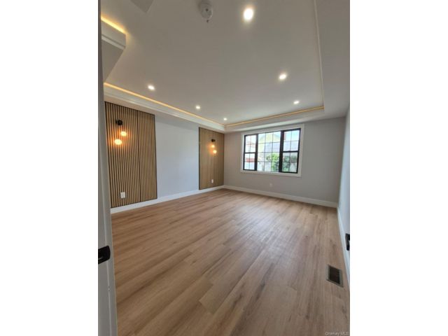  4 BR,  2.00 BTH &nbsp;Modern style home in Saint Albans