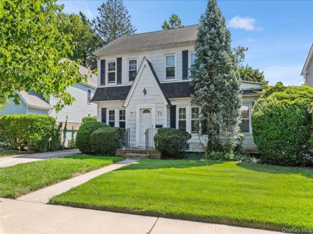  5 BR,  2.00 BTH &nbsp;Colonial style home in Malverne
