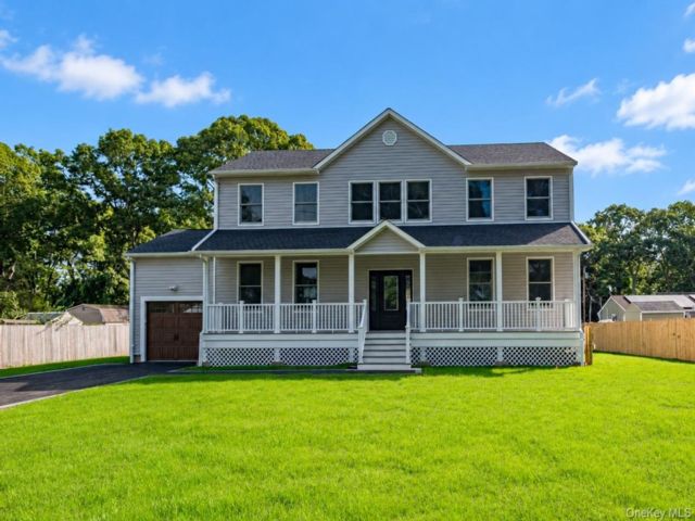  4 BR,  3.00 BTH &nbsp;Colonial style home in Mastic