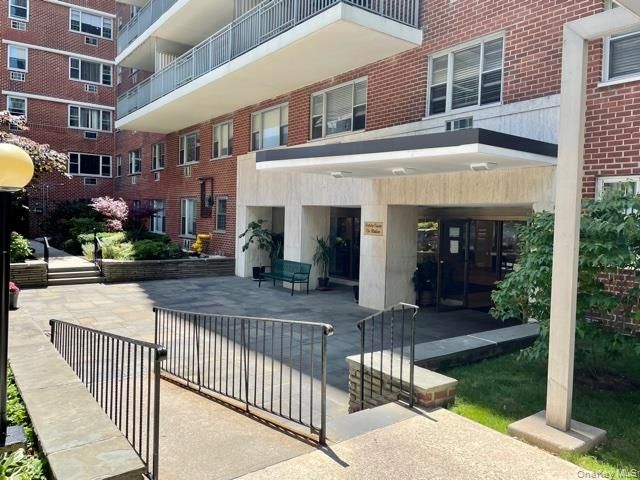  1 BR,  1.00 BTH &nbsp;High rise style home in Woodside