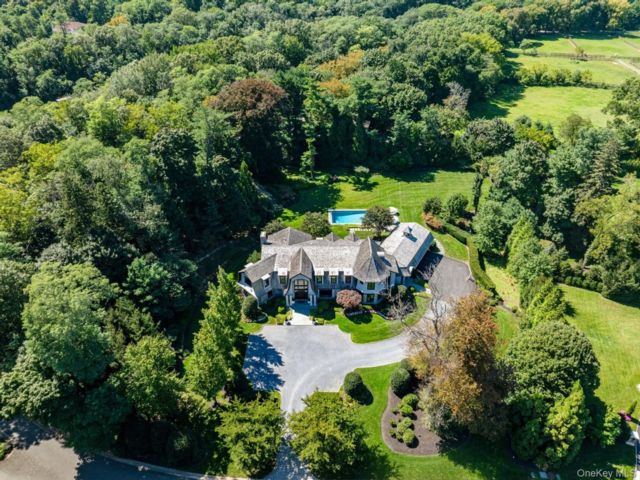  7 BR,  9.00 BTH &nbsp;Colonial style home in Old Westbury