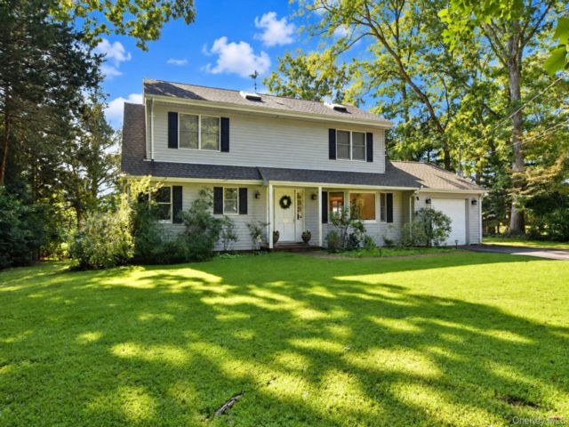  5 BR,  2.00 BTH &nbsp;Colonial style home in Aquebogue