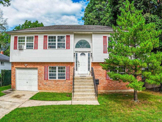  6 BR,  3.00 BTH &nbsp;Raised ranch style home in Uniondale