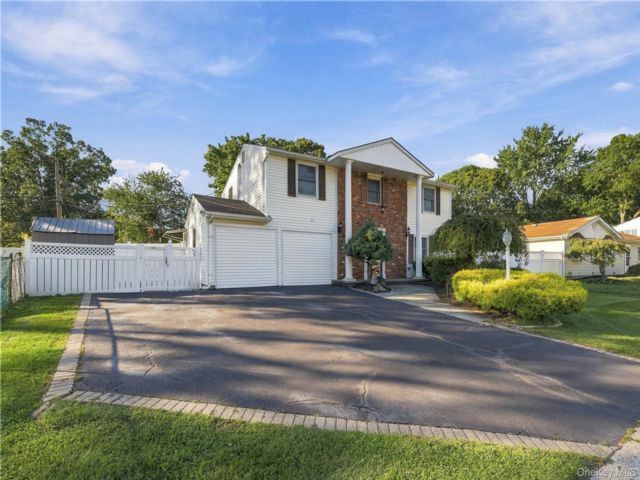  2 BR,  1.00 BTH &nbsp;Includes legal  style home in Selden