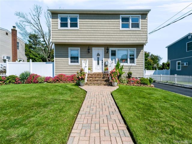  2 BR,  1.00 BTH &nbsp;Exp cape style home in Lindenhurst