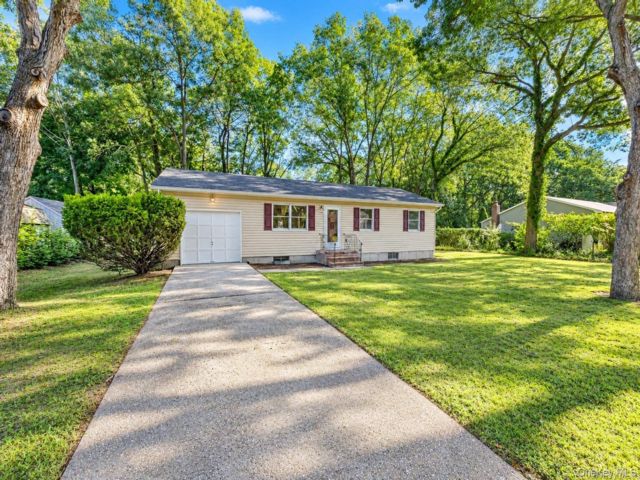  3 BR,  2.00 BTH &nbsp;Ranch style home in Riverhead