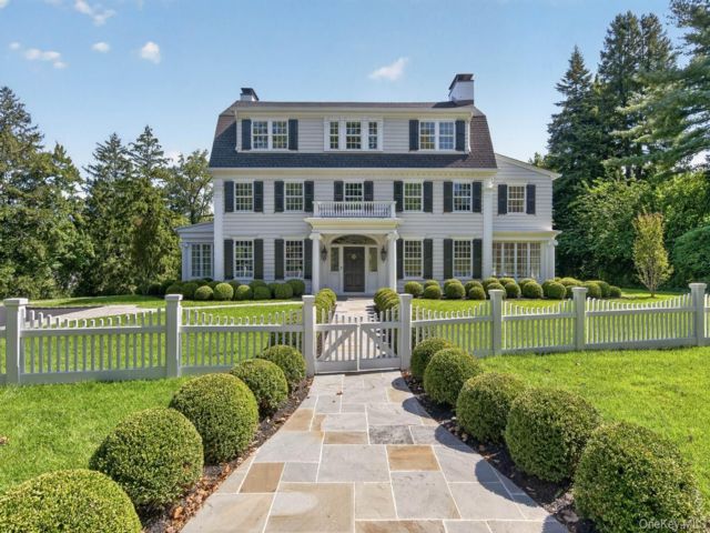  9 BR,  7.00 BTH &nbsp;Colonial style home in Manhasset