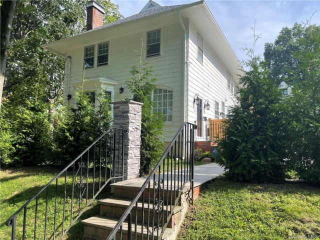  4 BR,  5.00 BTH &nbsp;Colonial style home in Little Neck