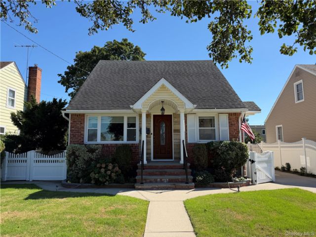  4 BR,  1.00 BTH &nbsp;Cape cod style home in Mineola