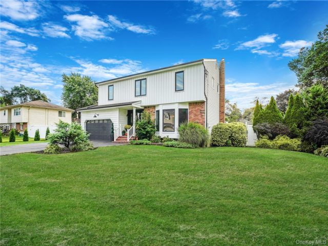  4 BR,  3.00 BTH &nbsp;Colonial style home in Deer Park