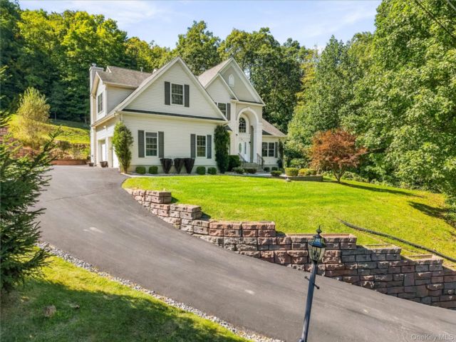  4 BR,  3.00 BTH &nbsp;Colonial style home in Newburgh