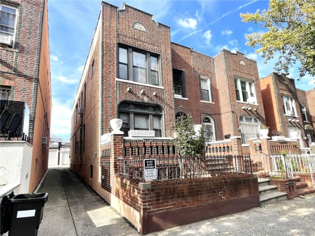  7 BR,  2.00 BTH &nbsp;House style home in East Elmhurst