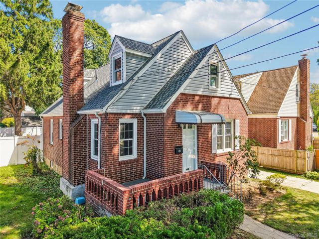  4 BR,  3.00 BTH &nbsp;Exp cape style home in New Hyde Park