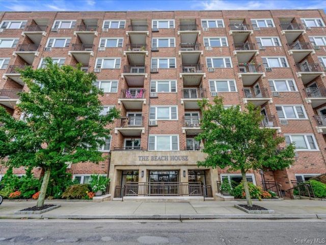  1 BR,  2.00 BTH &nbsp;Mid rise style home in Long Beach