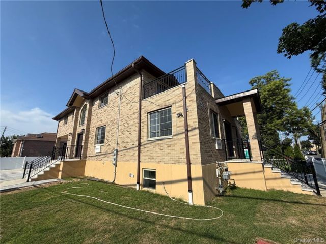  6 BR,  5.00 BTH &nbsp;House style home in Throggs Neck
