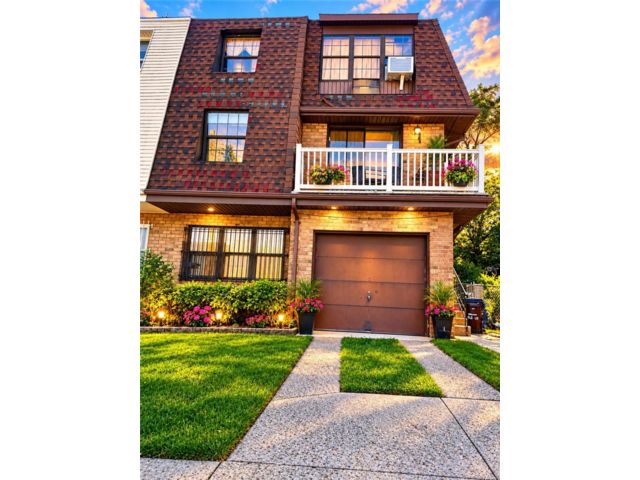  2 BR,  1.00 BTH &nbsp;Colonial style home in Bayside