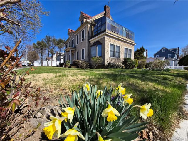  5 BR,  5.00 BTH &nbsp;Colonial style home in Saint Albans
