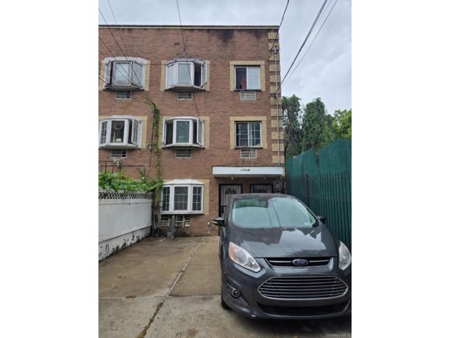  8 BR,  6.00 BTH &nbsp;House style home in Jerome Avenue