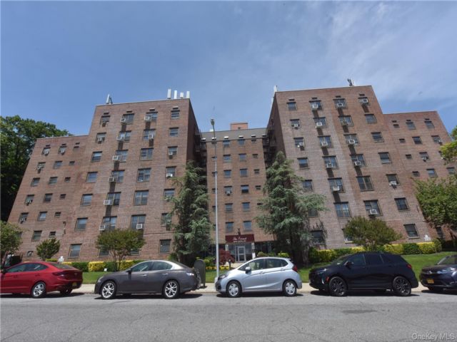  1 BR,  1.00 BTH &nbsp;Mid rise style home in Hollis