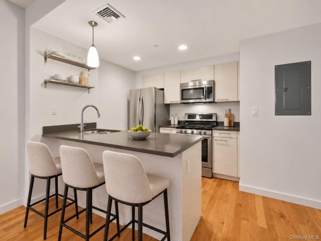  1 BR,  1.00 BTH &nbsp;Mid rise style home in Forest Hills