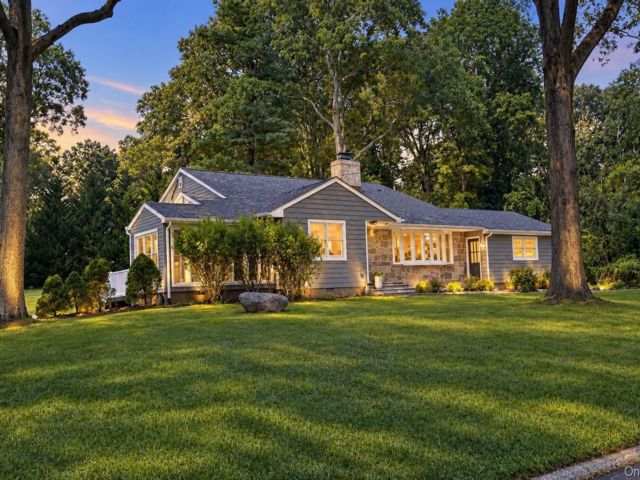  4 BR,  3.00 BTH &nbsp;Split level style home in Huntington