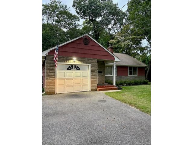  2 BR,  1.00 BTH &nbsp;Ranch style home in Saint James
