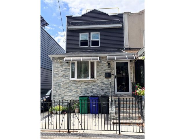  4 BR,  0.00 BTH &nbsp;House style home in Canarsie