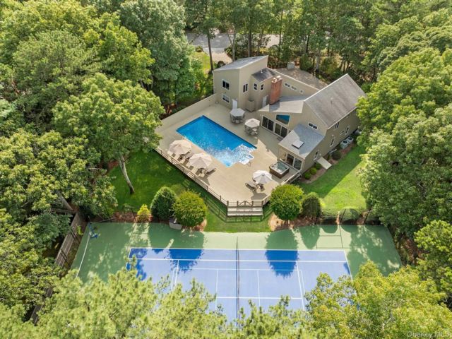  5 BR,  4.00 BTH &nbsp;Traditional style home in Quogue