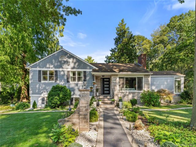  3 BR,  3.00 BTH &nbsp;Split level style home in Yonkers