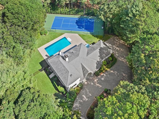  5 BR,  5.00 BTH &nbsp;Contemporary style home in East Quogue