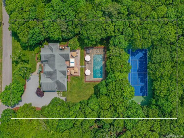  7 BR,  6.00 BTH &nbsp;Traditional style home in East Quogue