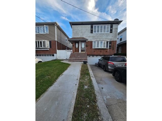  3 BR,  2.00 BTH &nbsp;Colonial style home in Rosedale