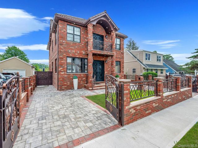  5 BR,  3.00 BTH &nbsp;Colonial style home in Floral Park