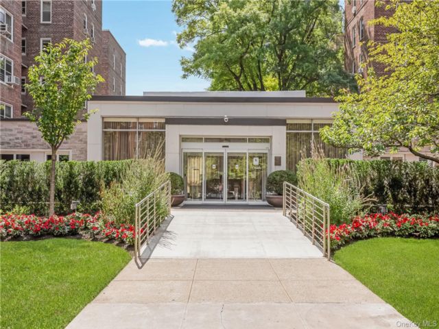  1 BR,  1.00 BTH &nbsp;Garden style home in Forest Hills