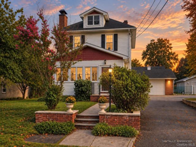  3 BR,  2.00 BTH &nbsp;Colonial style home in Montrose