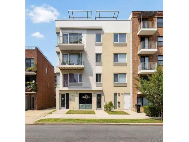  2 BR,  2.00 BTH &nbsp;Condo style home in Fresh Meadows