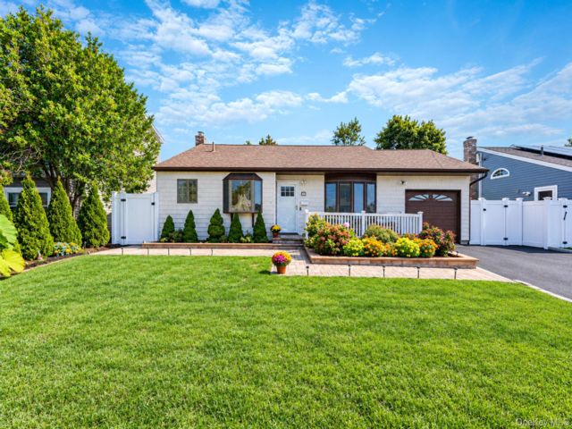 3 BR,  2.00 BTH &nbsp;Split level style home in Lindenhurst