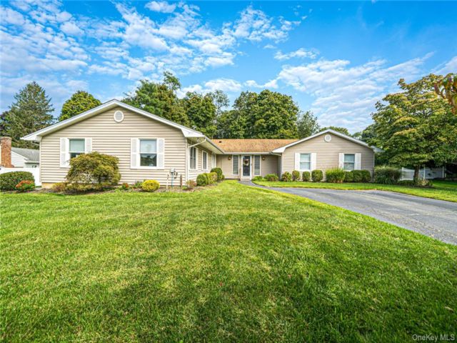  3 BR,  3.00 BTH &nbsp;Ranch style home in Port Jefferson