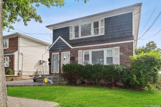  2 BR,  1.00 BTH &nbsp;Colonial style home in Garden City South