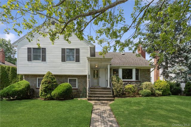 4 BR,  3.00 BTH &nbsp;Split level style home in Garden City