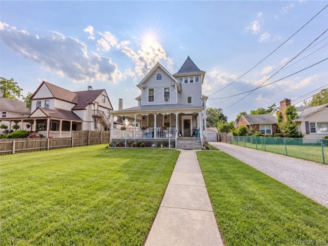 Studio,  2.00 BTH &nbsp;Colonial style home in Amityville