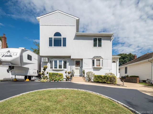  4 BR,  2.00 BTH &nbsp;Colonial style home in Wantagh