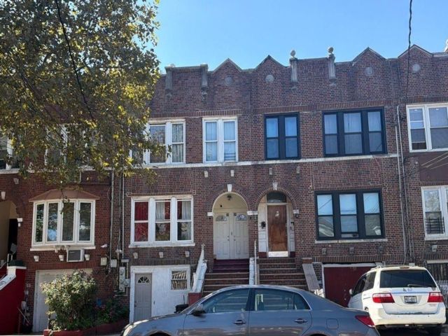  4 BR,  2.00 BTH &nbsp;Colonial style home in East Flatbush