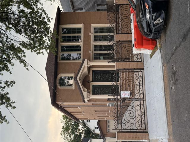  6 BR,  5.00 BTH &nbsp;Hi ranch style home in Jamaica